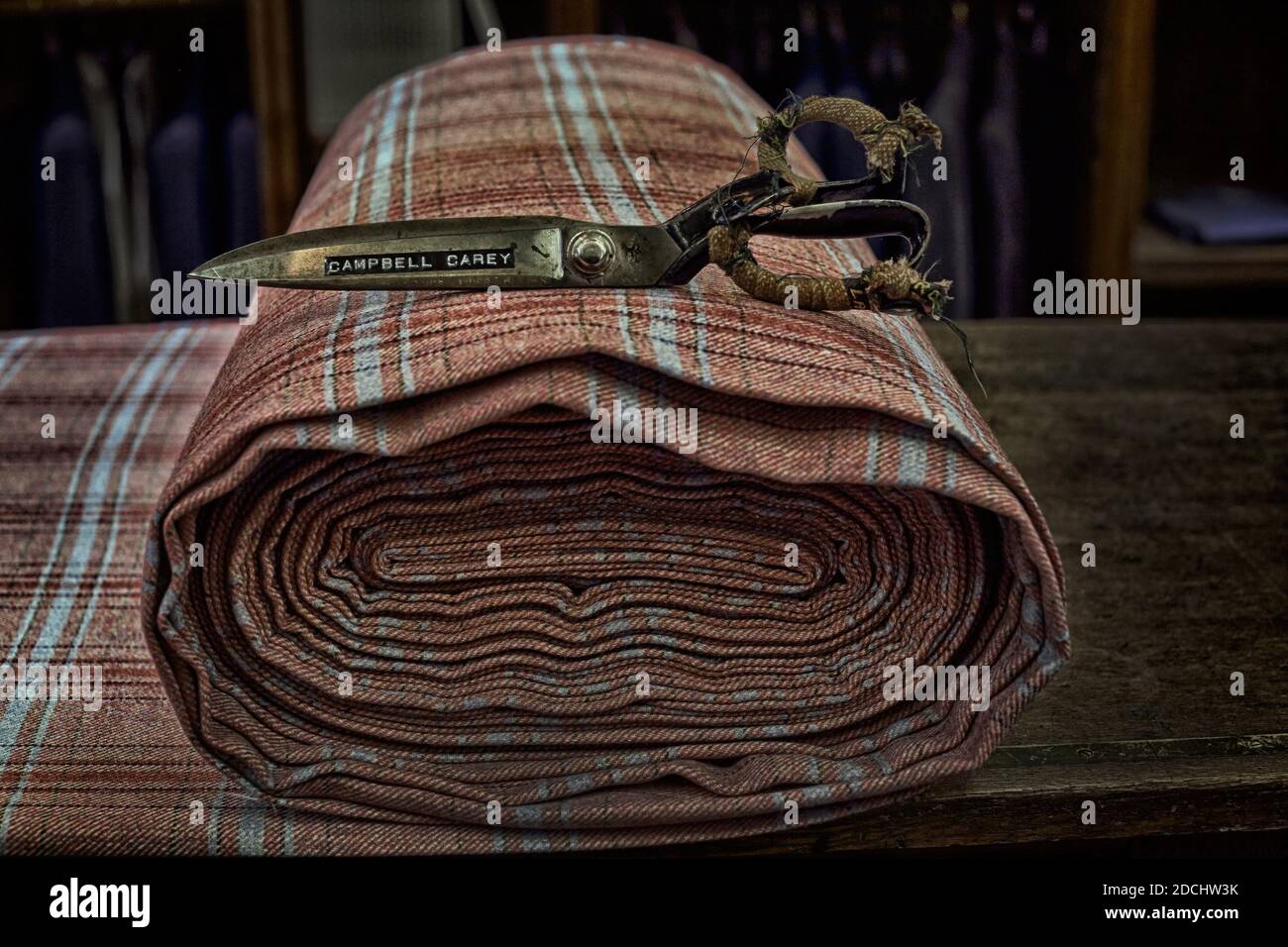 Rotolo di tessuto tweet con forbici al Huntsman, Savile Row Tailor a Londra, UK Foto Stock