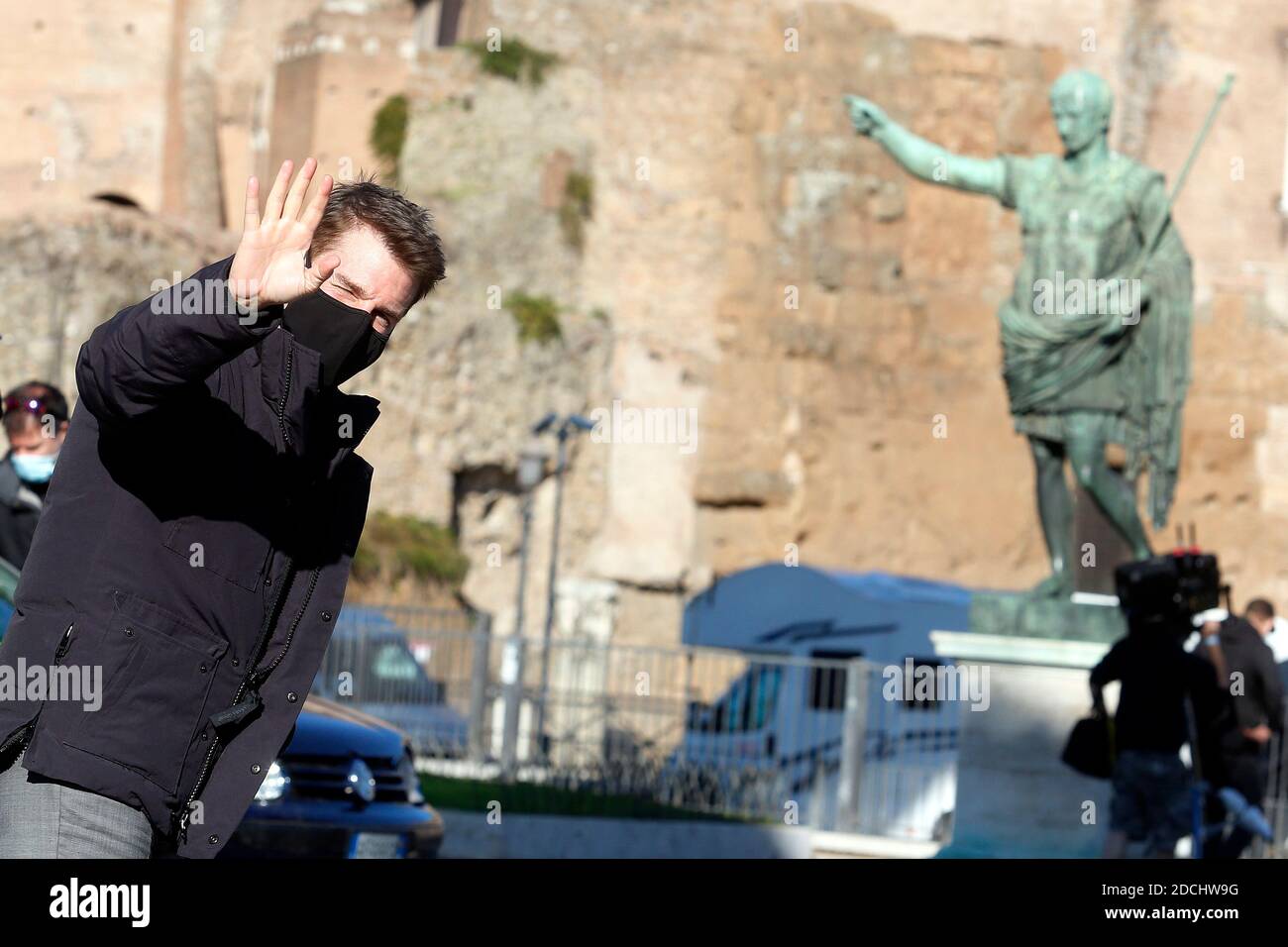 Roma, Italia. 21 Nov 2020. L'attore Tom Cruise saluta i suoi fan e fa selfie con loro sul set del film Missione Impossible 7 a Imperial Fora a Roma. Roma (Italia), 21 novembre 2020 Photo Samantha Zucchi Insifefoto Credit: Insifefoto srl/Alamy Live News Foto Stock