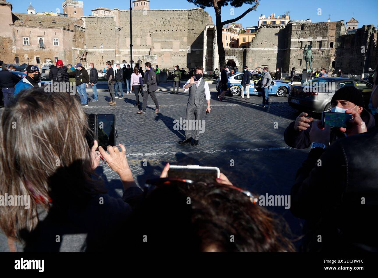 Roma, Italia. 21 Nov 2020. L'attore Tom Cruise saluta i suoi fan e fa selfie con loro sul set del film Missione Impossible 7 a Imperial Fora a Roma. Roma (Italia), 21 novembre 2020 Photo Samantha Zucchi Insifefoto Credit: Insifefoto srl/Alamy Live News Foto Stock