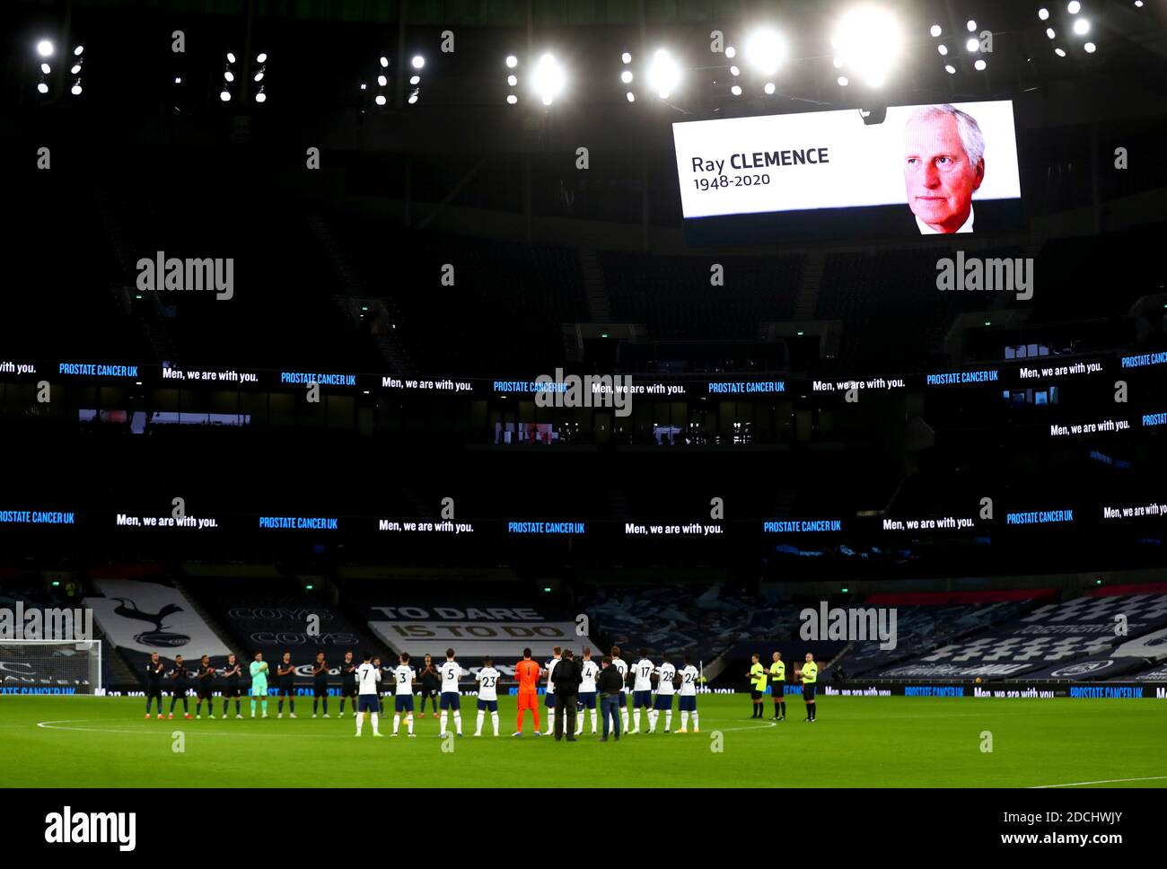 I giocatori osservano un minuto di silenzio in onore del defunto Ray Clemence prima dell'inizio della partita della Premier League al Tottenham Hotspur Stadium di Londra. Foto Stock