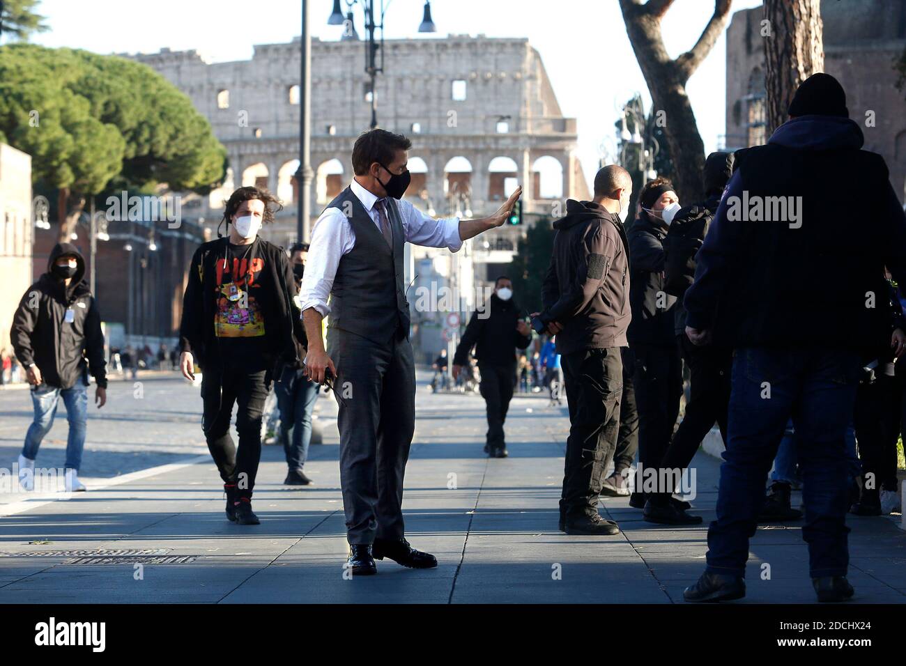 Roma, Italia. 21 Nov 2020. L'attore Tom Cruise saluta i suoi fan e sullo sfondo il Colosseo, sul set del film Missione impossibile 7 a fori Imperiali a Roma. Roma (Italia), 21 novembre 2020 Photo Samantha Zucchi Insifefoto Credit: Insifefoto srl/Alamy Live News Foto Stock