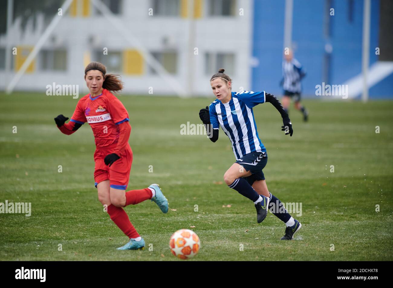 KHARKIV, UCRAINA - 20 NOVEMBRE 2020: La partita di calcio dell'Ucraina Lega Zhitlobud-1 - Nika presso il campo di sport della Metallist w Foto Stock