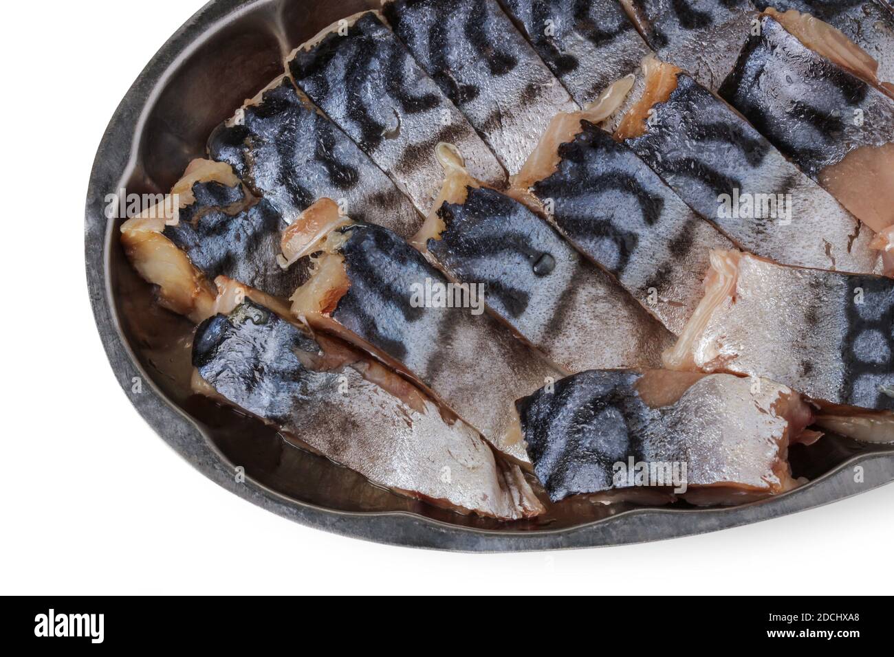 Pezzi tritati di sgombro salato su un piatto di metallo Foto Stock