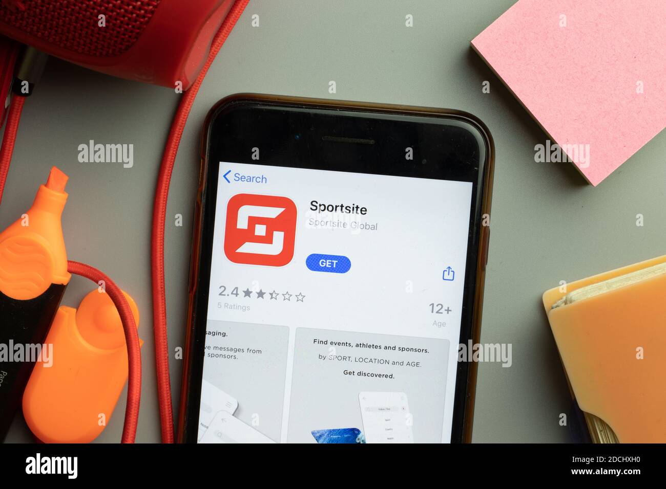 New York, Stati Uniti - 7 novembre 2020: Primo piano dello schermo del telefono con il logo dell'app mobile Sportsite in esposizione, Editoriale illustrativo. Foto Stock