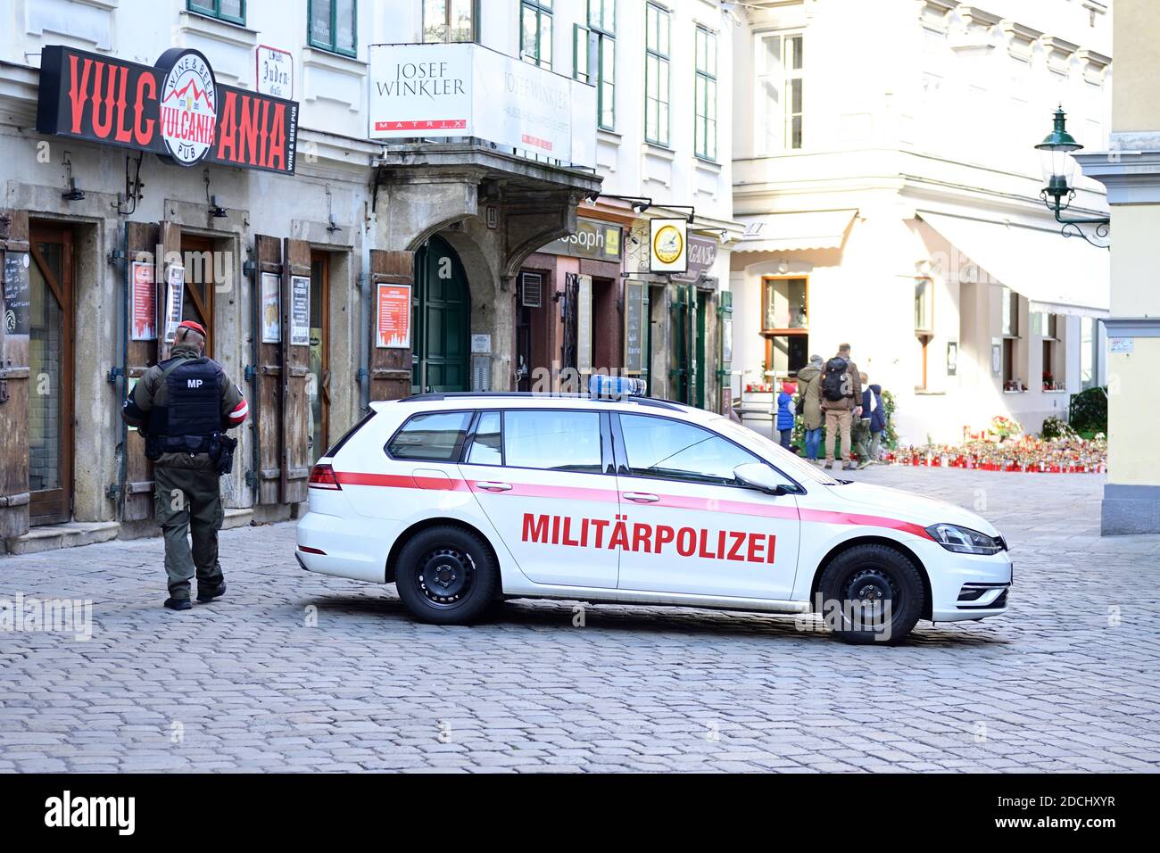 Vienna, Austria. 21 novembre 2020. Commemorazione dell'attentato terroristico del 02 novembre 2020 a Vienna. Polizia militare nel luogo dell'attacco terroristico. Foto Stock