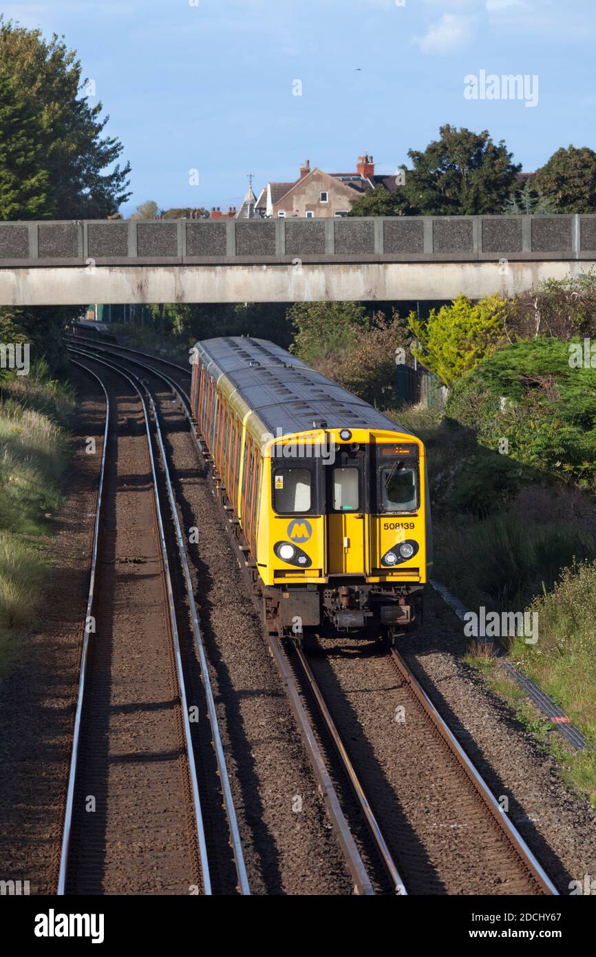 Merseyrail Electrics classe 508 + 507 treni elettrici a terza rotaia 508139 + 507028 passando Ainsdale sulla linea Merseyrail Northern Foto Stock