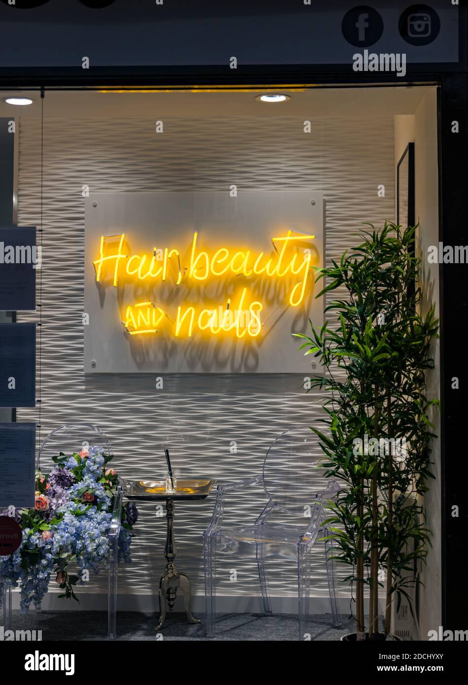 Beauty Salon Shop front illuminato al tramonto con cartello al neon, Corstorphine, Edimburgo, Scozia, Regno Unito Foto Stock