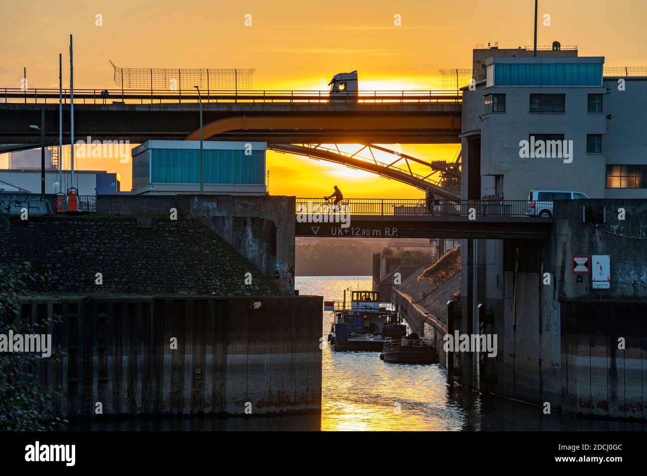 Ponti stradali sul bacino del porto esterno nel porto del Reno di Duisburg, Am Brink, TOP, Marientorstrasse, Bottom, Duisburg, NRW, Germania, Foto Stock