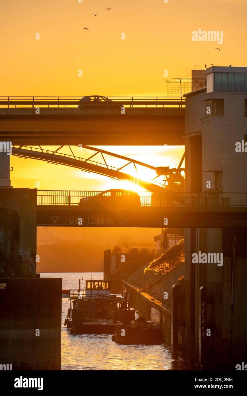 Ponti stradali sul bacino del porto esterno nel porto del Reno di Duisburg, Am Brink, TOP, Marientorstrasse, Bottom, Duisburg, NRW, Germania, Foto Stock