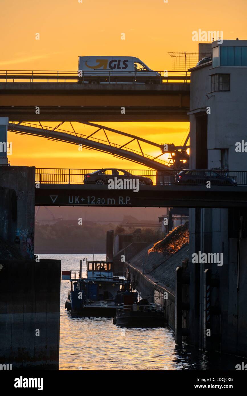 Ponti stradali sul bacino del porto esterno nel porto del Reno di Duisburg, Am Brink, TOP, Marientorstrasse, Bottom, Duisburg, NRW, Germania, Foto Stock
