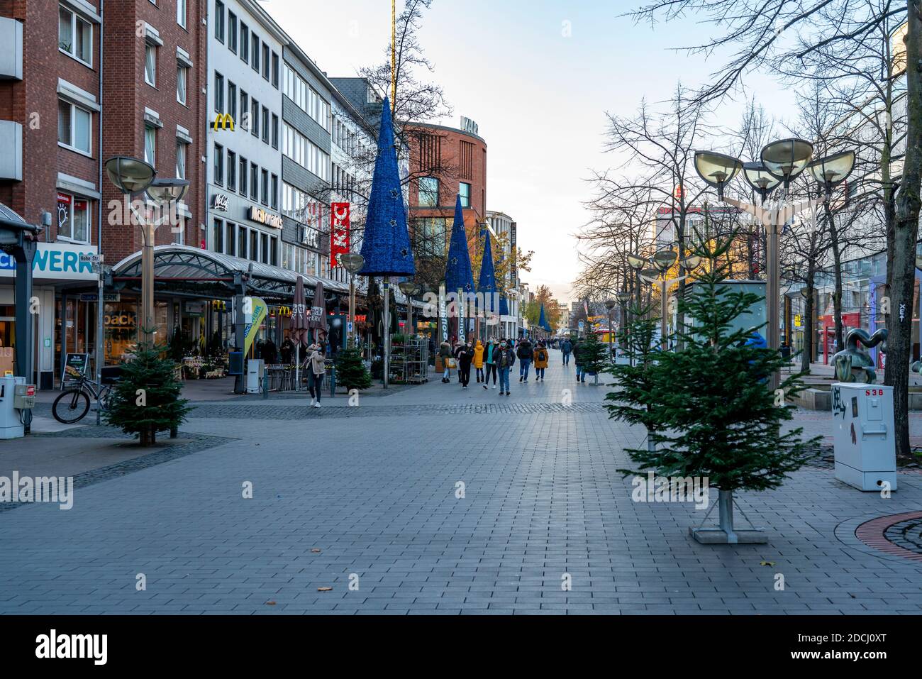 Il centro della città di Duisburg, via dello shopping Königstrasse, il giorno dell'apertura della decorazione della luce di Natale, normalmente anche del Natale Foto Stock