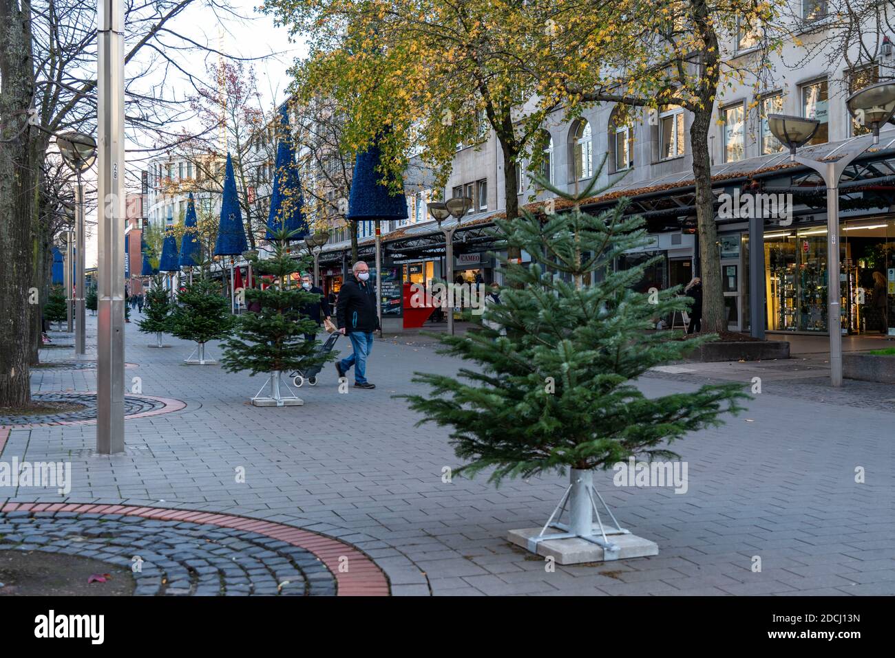 Il centro della città di Duisburg, via dello shopping Königstrasse, il giorno dell'apertura della decorazione della luce di Natale, normalmente anche del Natale Foto Stock