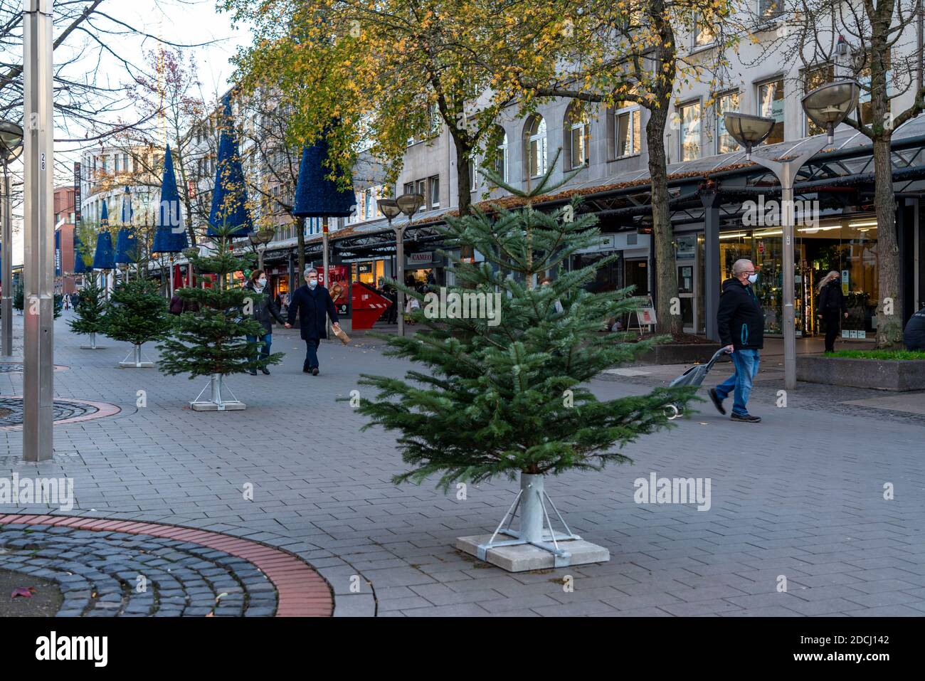 Il centro della città di Duisburg, via dello shopping Königstrasse, il giorno dell'apertura della decorazione della luce di Natale, normalmente anche del Natale Foto Stock