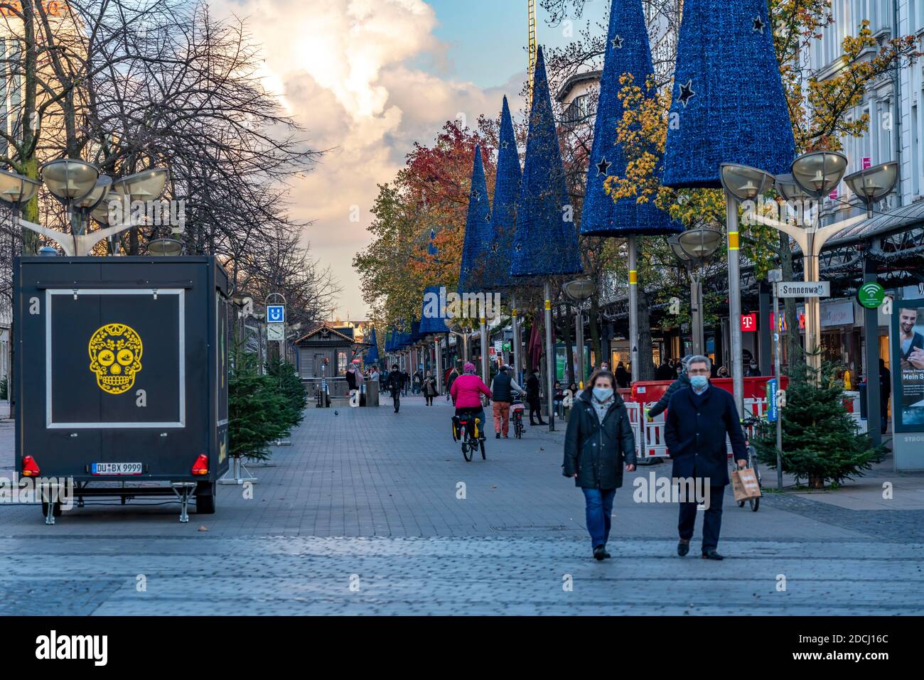 Il centro della città di Duisburg, via dello shopping Königstrasse, il giorno dell'apertura della decorazione della luce di Natale, normalmente anche del Natale Foto Stock
