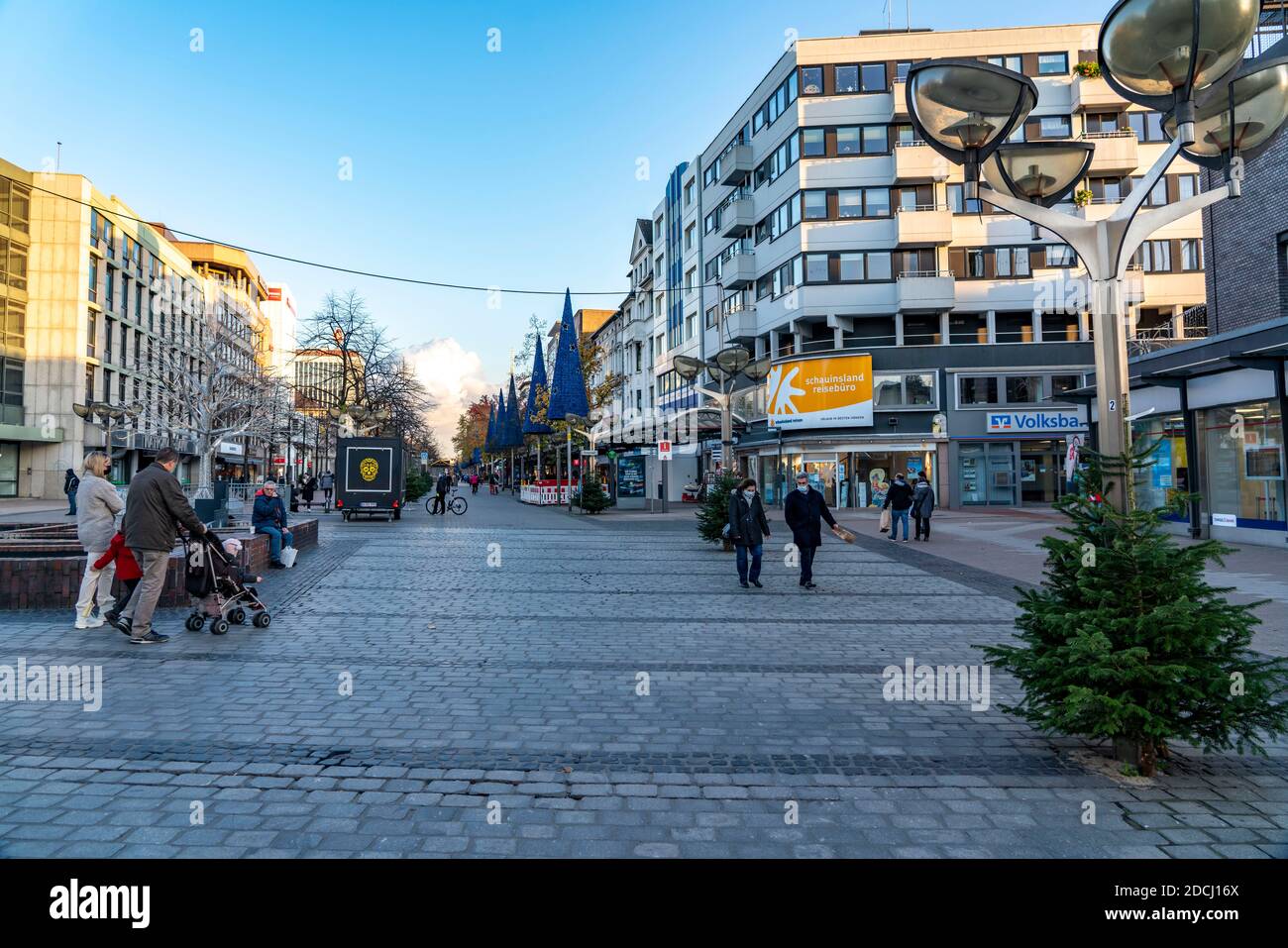 Il centro della città di Duisburg, via dello shopping Königstrasse, il giorno dell'apertura della decorazione della luce di Natale, normalmente anche del Natale Foto Stock