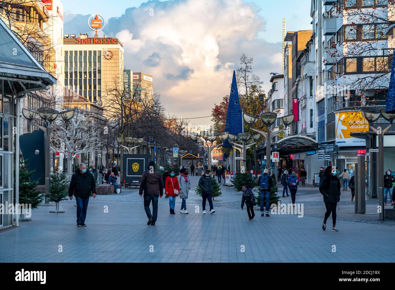 Il centro della città di Duisburg, via dello shopping Königstrasse, il giorno dell'apertura della decorazione della luce di Natale, normalmente anche del Natale Foto Stock