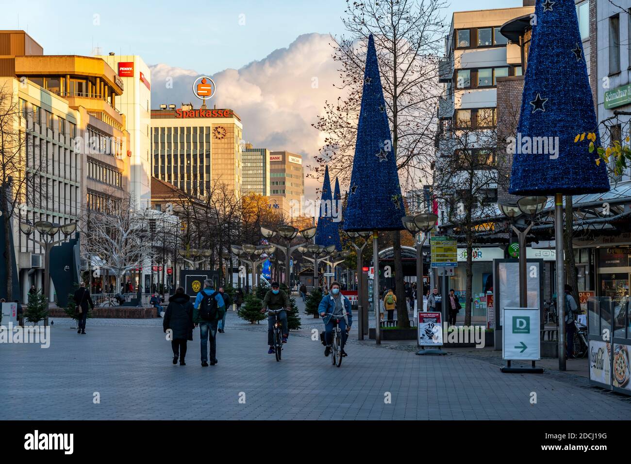 Il centro della città di Duisburg, via dello shopping Königstrasse, il giorno dell'apertura della decorazione della luce di Natale, normalmente anche del Natale Foto Stock