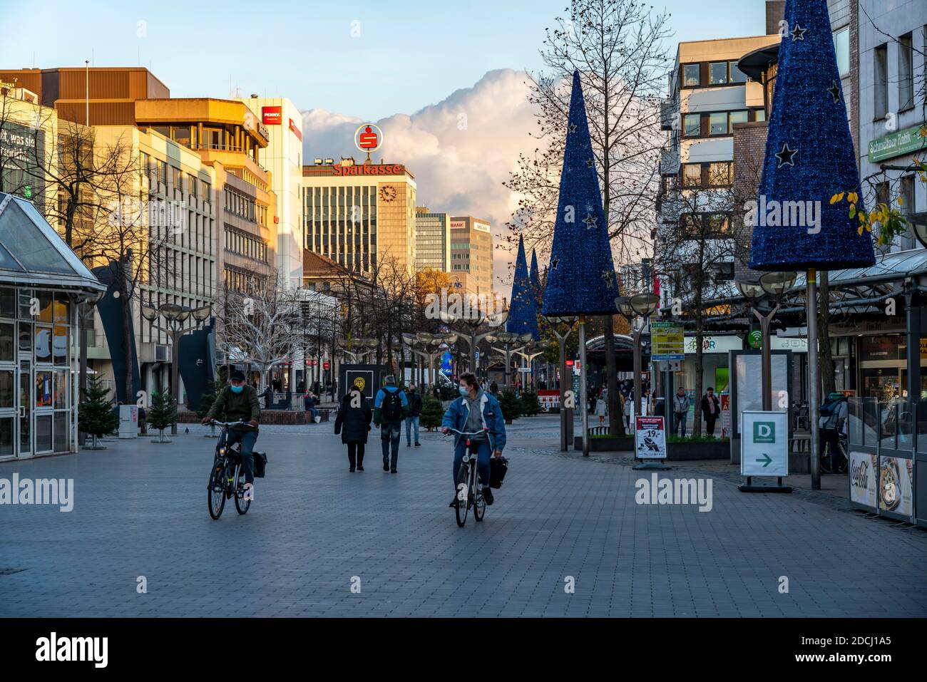 Il centro della città di Duisburg, via dello shopping Königstrasse, il giorno dell'apertura della decorazione della luce di Natale, normalmente anche del Natale Foto Stock