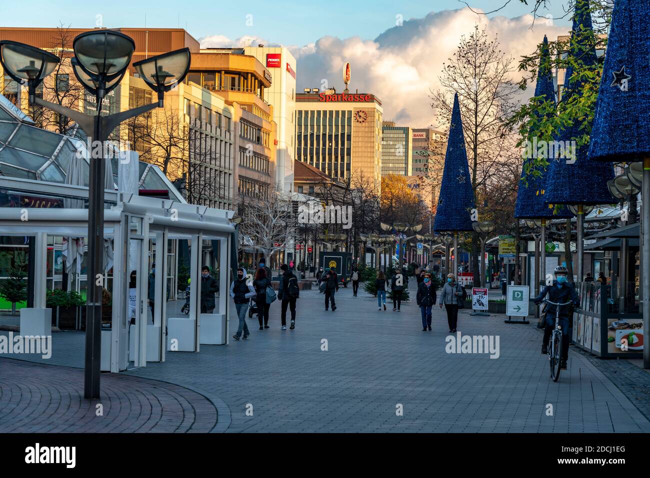 Il centro della città di Duisburg, via dello shopping Königstrasse, il giorno dell'apertura della decorazione della luce di Natale, normalmente anche del Natale Foto Stock