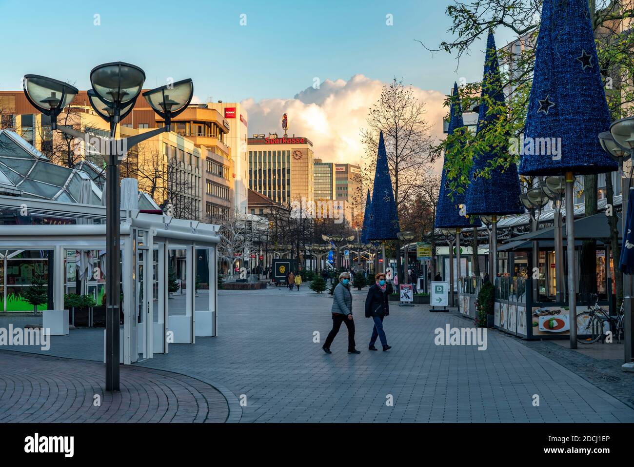 Il centro della città di Duisburg, via dello shopping Königstrasse, il giorno dell'apertura della decorazione della luce di Natale, normalmente anche del Natale Foto Stock