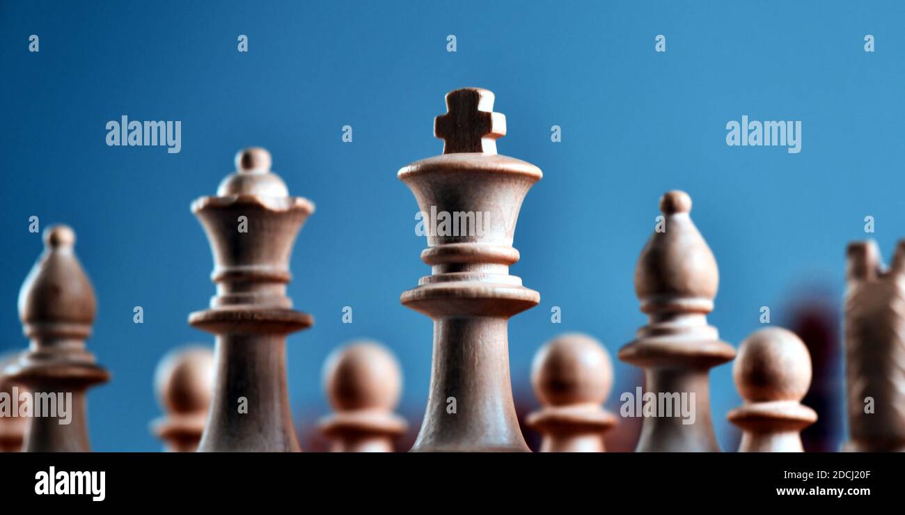 Pezzi di gioco degli scacchi: Vista ravvicinata di un re bianco e di una regina bianca posti sul tabellone Foto Stock