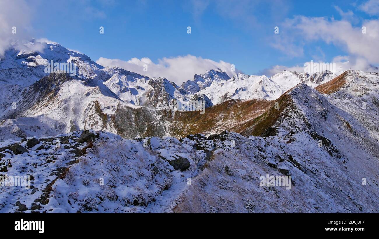 Splendida vista panoramica sulle aspre montagne alpine sopra la valle di Montafon, Alpi, Austria con cime innevate in un'escursione in autunno in una giornata di sole. Foto Stock