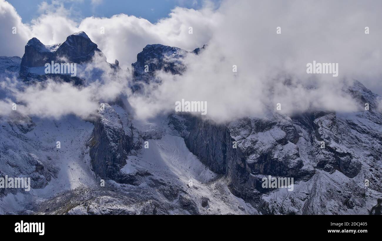 Maestosa vista delle famose tre torri (in tedesco: Drei Türme) formazioni rocciose nelle aspre montagne innevate di Montafon, Alpi, Austria. Foto Stock