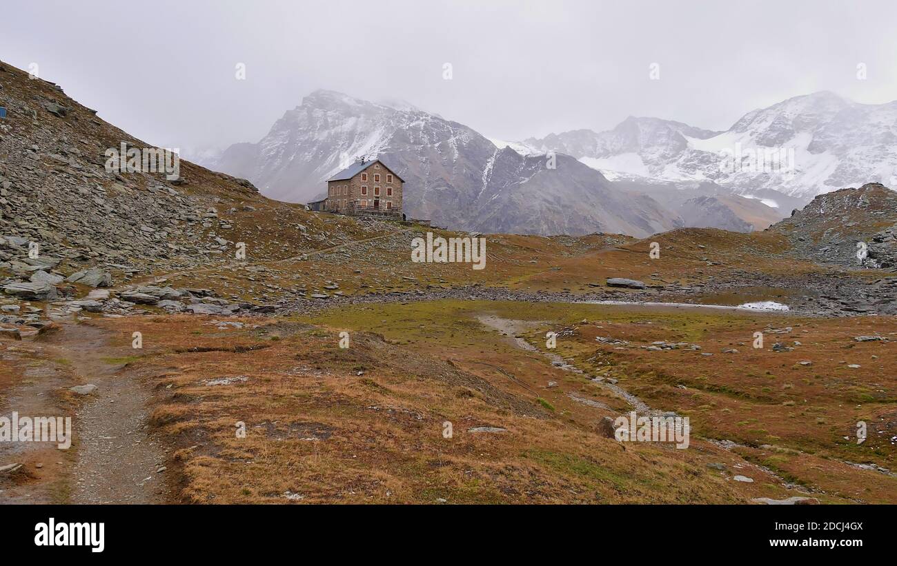 Vista del rifugio di montagna 'Hintergrathütte' (anche 'Rifugio del Coston') situato ad est del massiccio dell'Ortler vicino a Sulden, Alto Adige, Alpi, Italia. Foto Stock