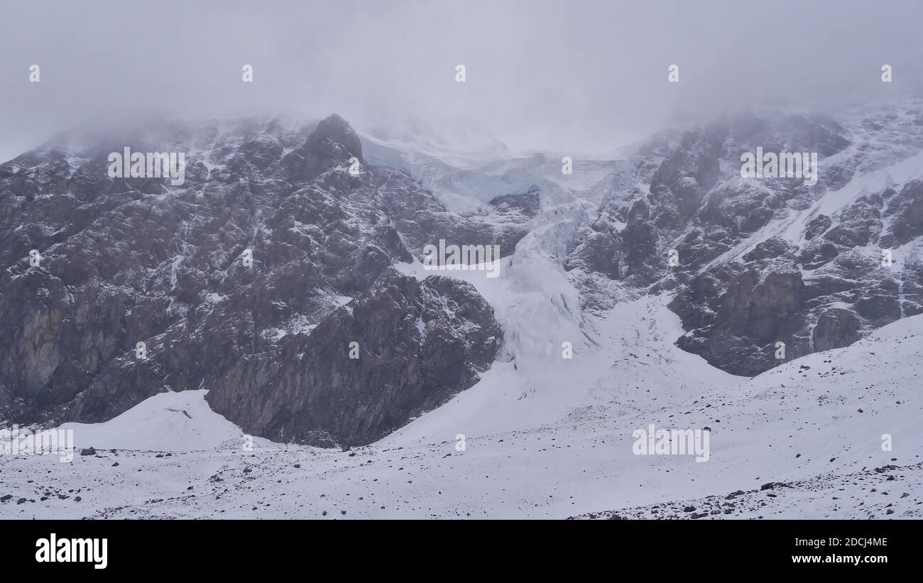 Vista sul ghiacciaio 'Suldenferner' con la catena montuosa innevata dell'Ortler e la cascata di ghiaccio coperta dalle nuvole nella stagione autunnale vicino a Sulden, Alto Adige, Italia. Foto Stock
