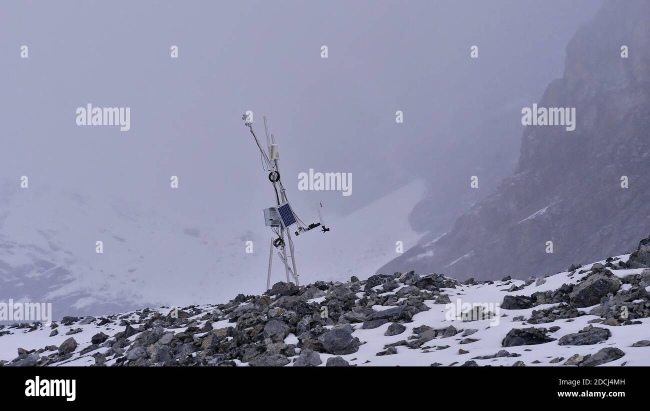 Stazione scientifica di misurazione e meteo sul ghiacciaio 'Suldenferner', utilizzata anche per monitorare la fusione glaciale dovuta al cambiamento climatico, nel massiccio di Ortler. Foto Stock