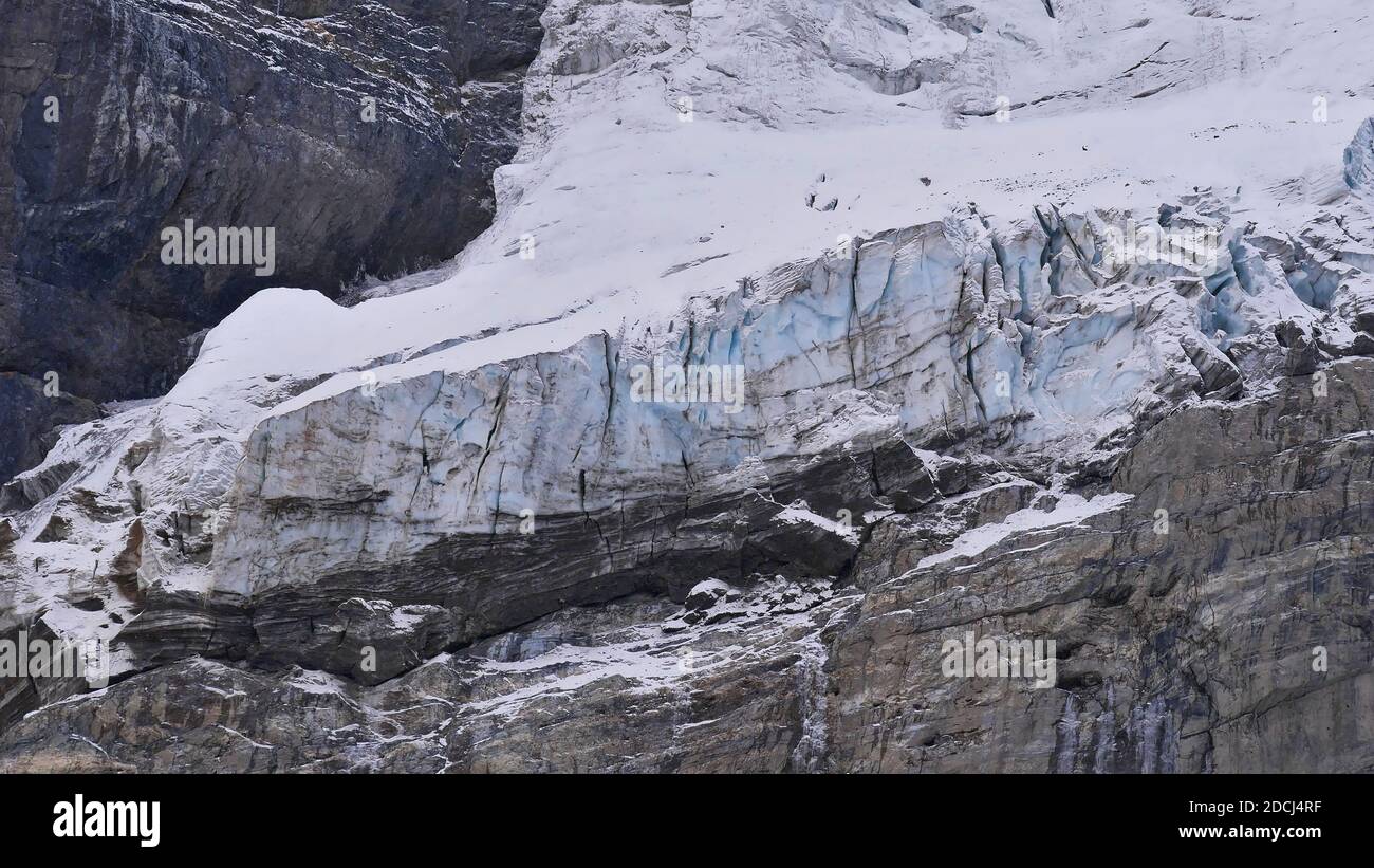 Vista spettacolare il margine di distacco della maestosa cascata del ghiacciaio Königswandferner, ad est del massiccio dell'Ortler, vicino a Sulden, Alto Adige, Italia. Foto Stock