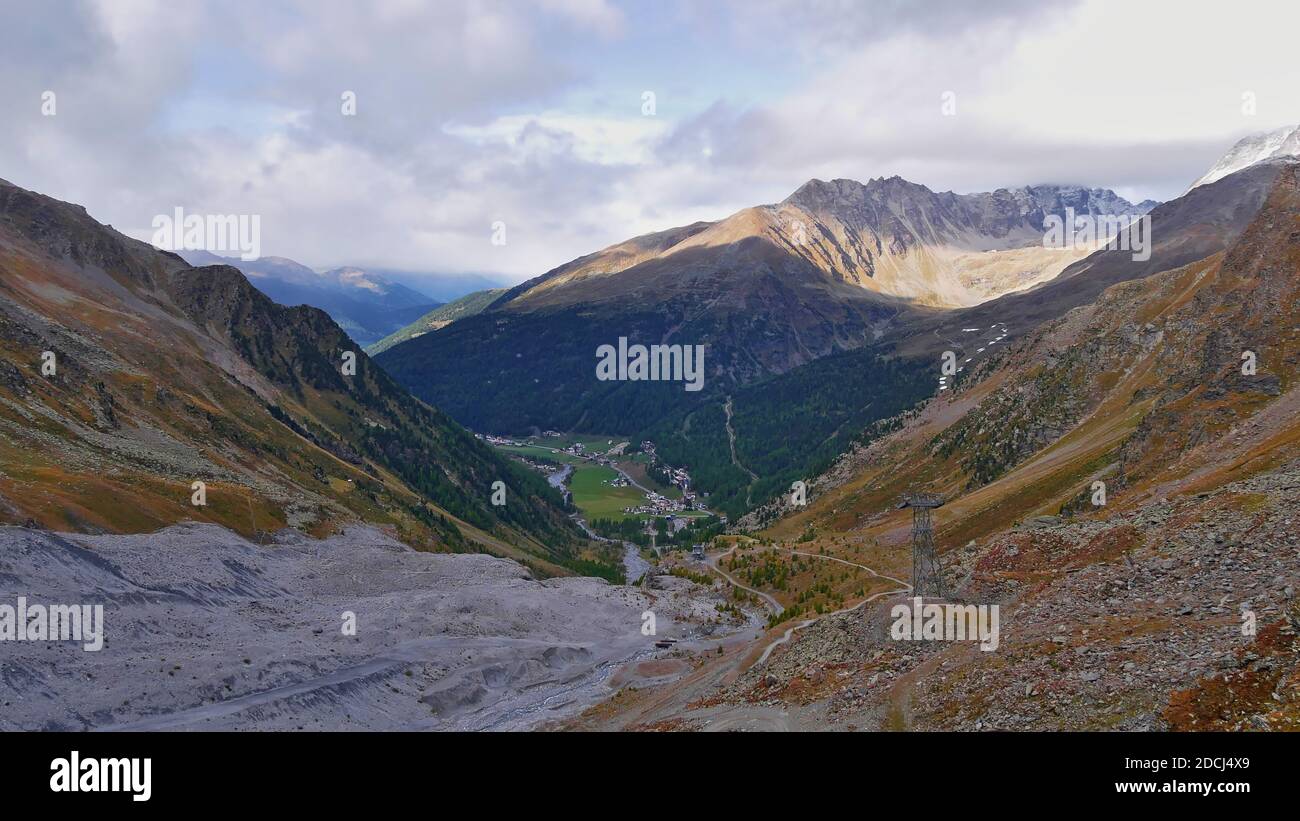 Splendida vista sull'alta valle del Sulden, meta turistica e stazione sciistica in Alto Adige, Alpi, Italia, in autunno con funivia. Foto Stock