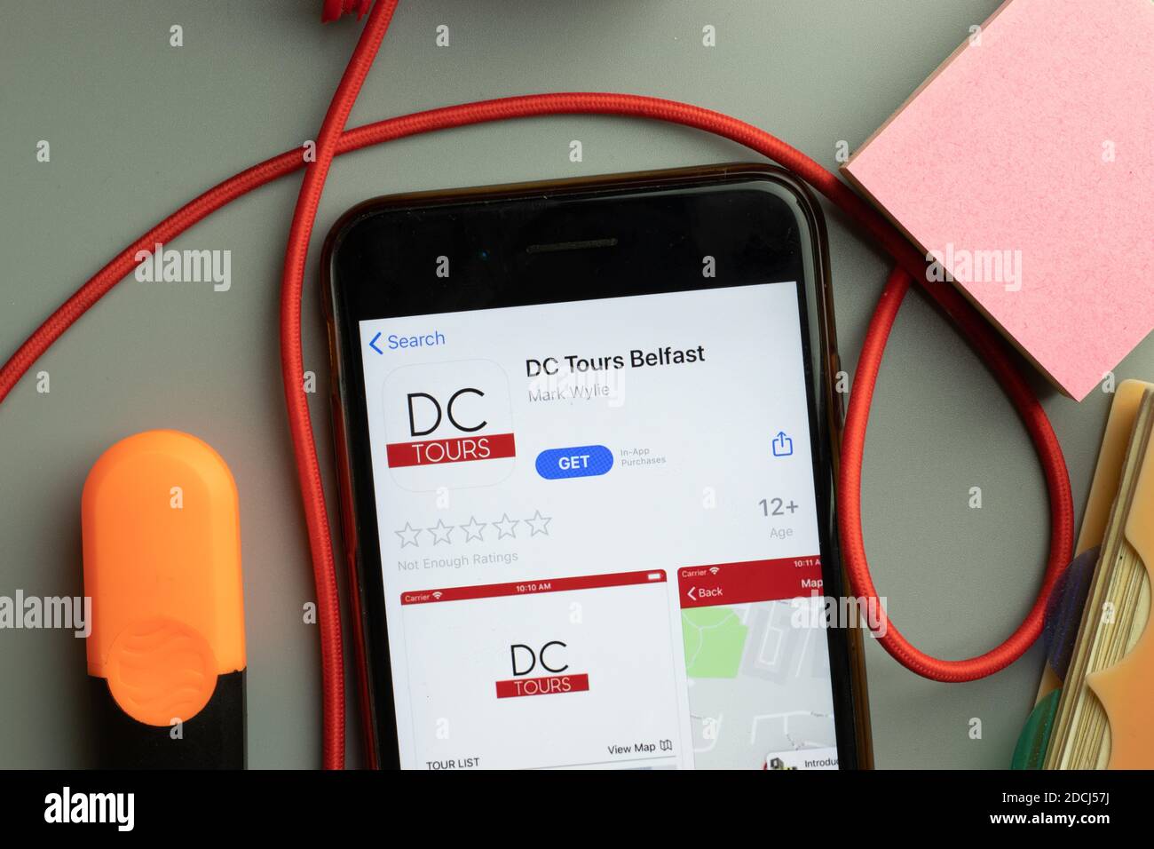 New York, Stati Uniti - 7 novembre 2020: Logo dell'app store di DC Tours Belfast sullo schermo del telefono, editoriale illustrativo. Foto Stock