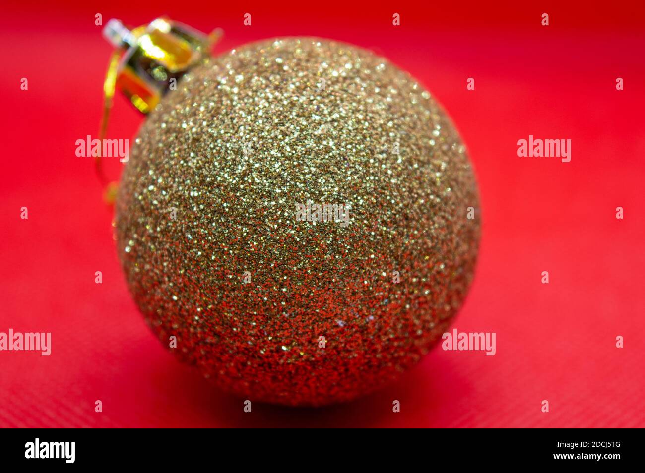 Metal Golden brillante palla di nuovo anno. Palla di Natale coperta di neve , primo piano Foto Stock