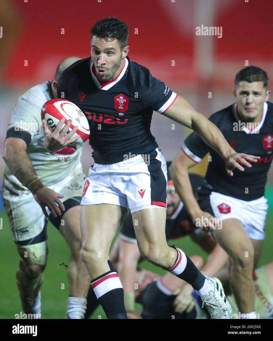 Wales' Rhys Webb con la palla durante la partita della Coppa delle nazioni d'autunno a Parc y Scarlets, Llanelli. Foto Stock