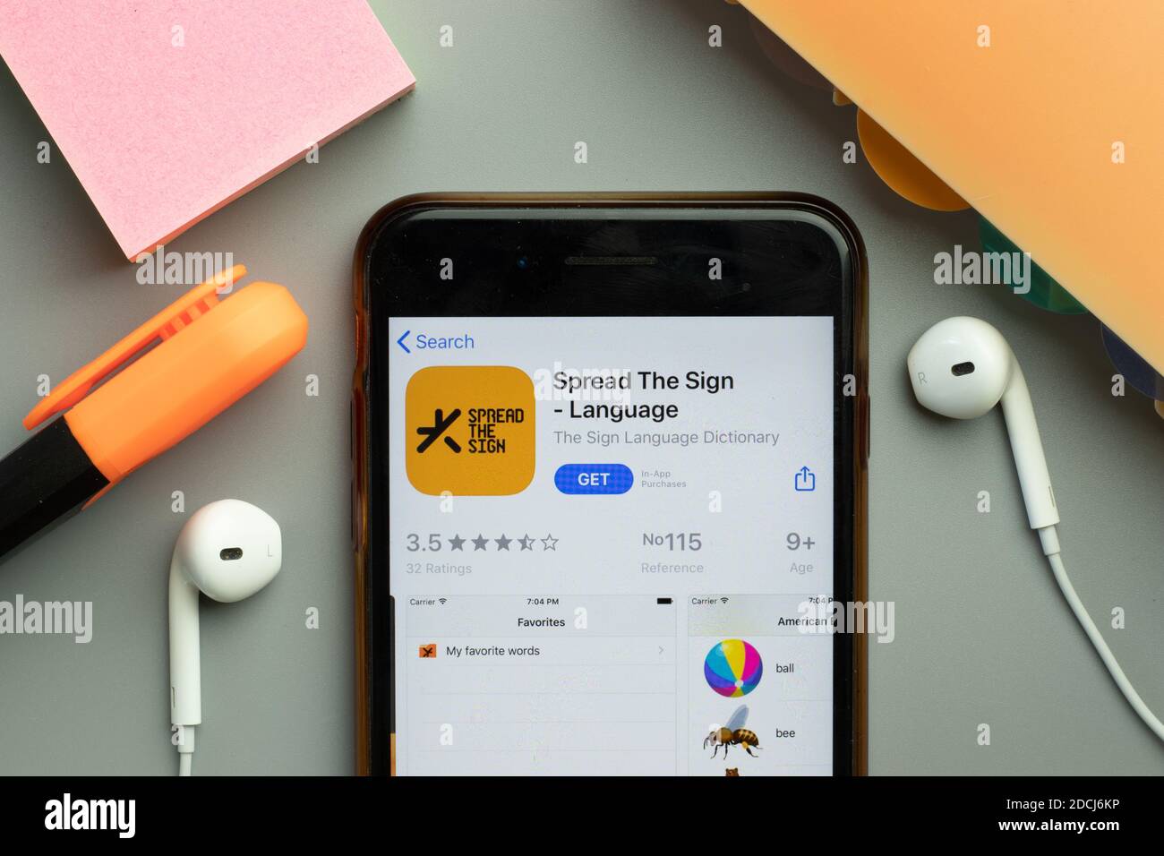 New York, Stati Uniti - 7 novembre 2020: Diffondere il logo del negozio dell'app Sign Language sullo schermo del telefono, Editoriale illustrativo. Foto Stock
