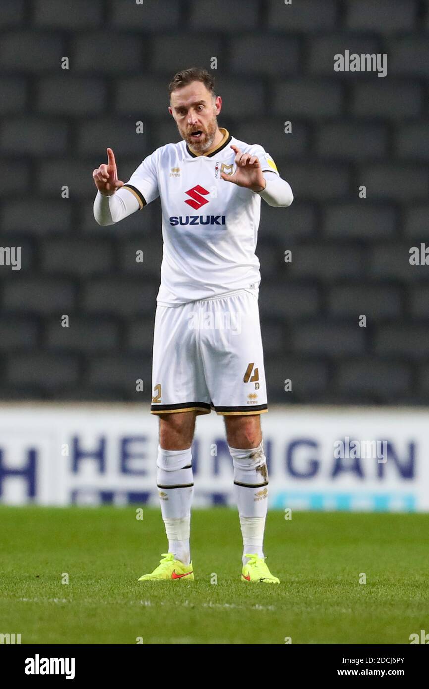 MILTON KEYNES, INGHILTERRA. 21 NOVEMBRE. Milton Keynes Dons Richard Keogh durante la seconda metà della Sky Bet League uno partita tra MK Dons e Hull City allo stadio MK, Milton Keynes sabato 21 novembre 2020. (Credit: John Cripps | MI News) Credit: MI News & Sport /Alamy Live News Foto Stock