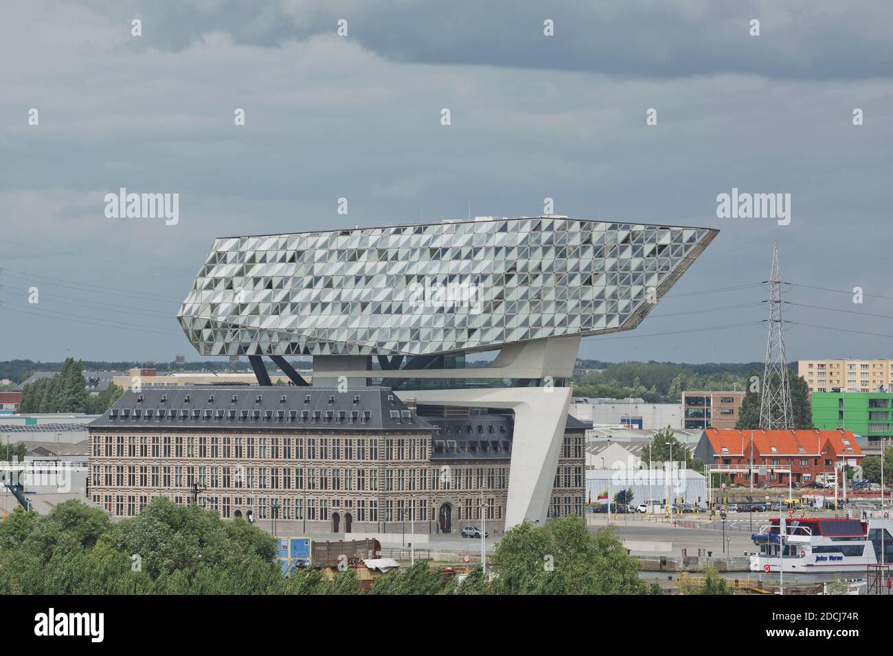 Anversa, Belgio - 16 giugno 2017: Porto di Anversa design Zaha Hadid, ex stazione dei vigili del fuoco con una massiccia scultura sulla parte superiore con vetro a forma di diamante, tr Foto Stock