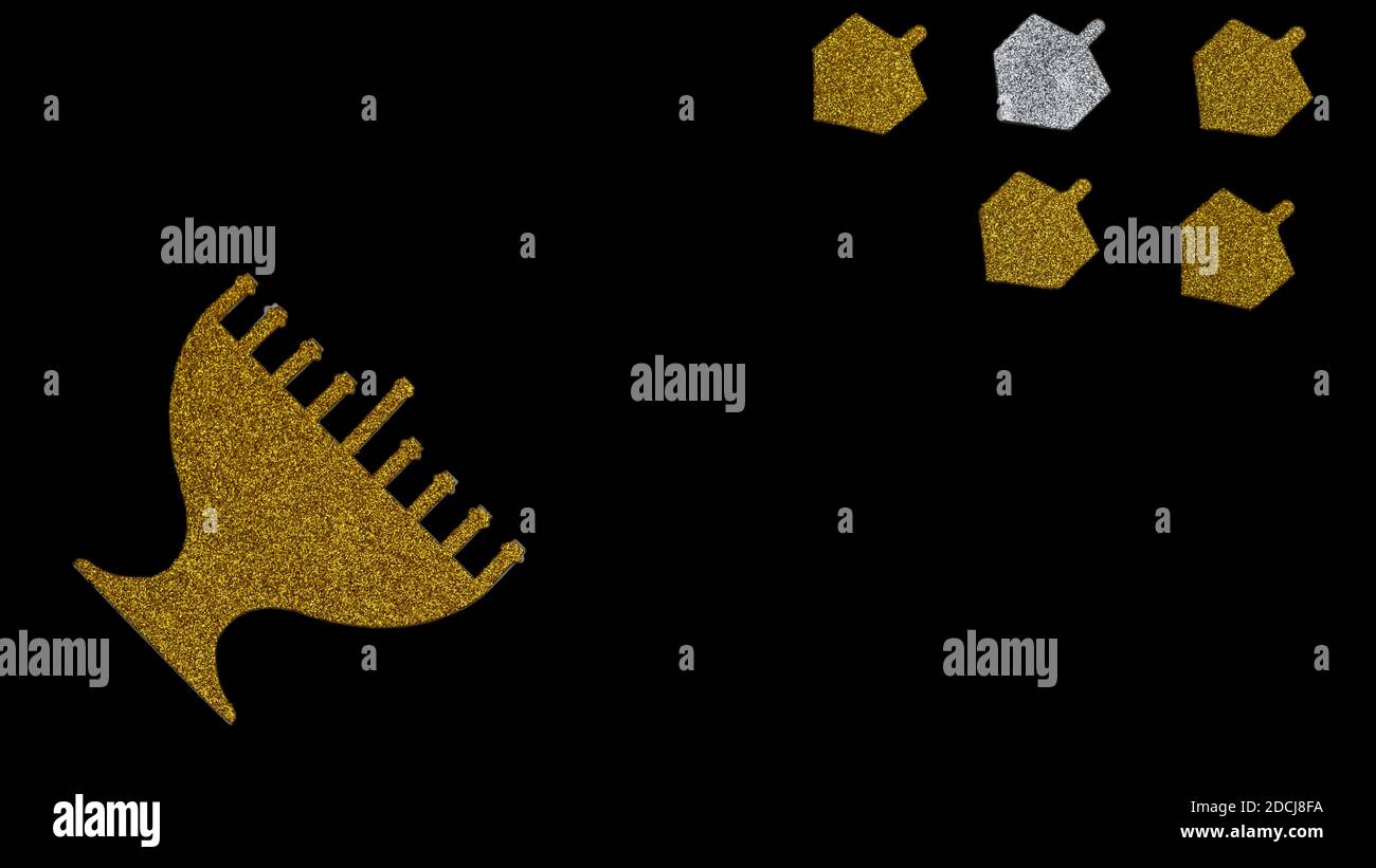Golden glitter menorah e Dreidel girando top isolato su nero. Banner della festa ebraica Hanukkah. Foto Stock