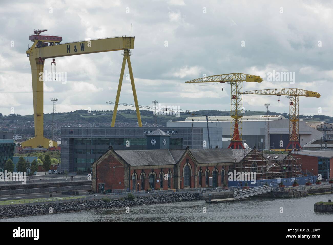 Belfast, Irlanda - 9 giugno 2017: Grandi gru industriali che caricano navi portacontainer nel porto di Belfast in Irlanda. Foto Stock