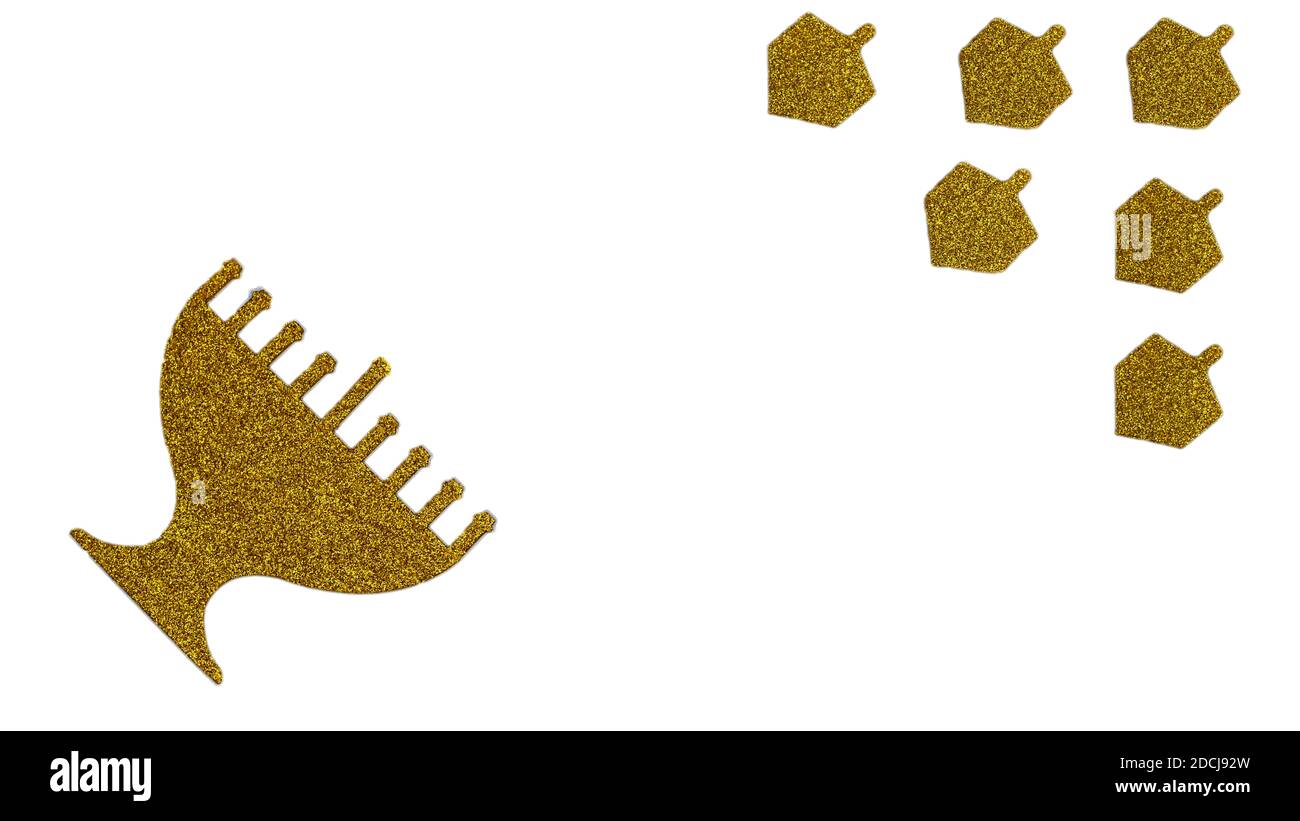 Golden glitter menorah e Dreidel girando top isolato su bianco. Banner della festa ebraica Hanukkah. Foto Stock