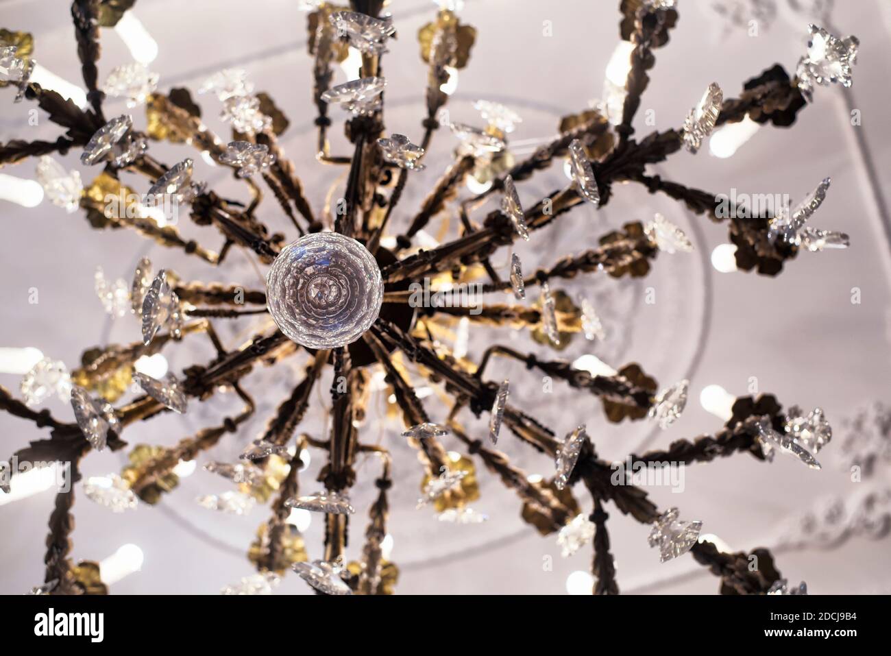 Un antico lampadario in ottone e cristallo appeso al soffitto con il museo  d'arte di Walters a baltimora, maryland Foto stock - Alamy