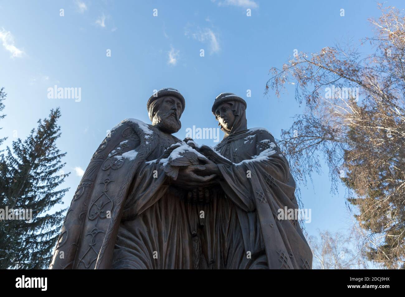 Monumento ai santi Pietro e Fevronia - i patroni del matrimonio e della famiglia, così come i simboli dell'amore e della fedeltà contro il cielo blu. Foto Stock