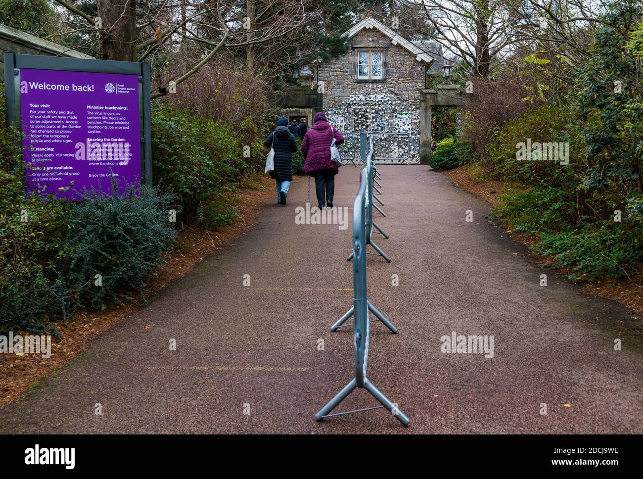 I visitatori che arrivano all'ingresso del cancello est con sistema di sola andata durante la pandemia del Covid-19, il Royal Botanic Garden, Edimburgo, Scozia, Regno Unito Foto Stock