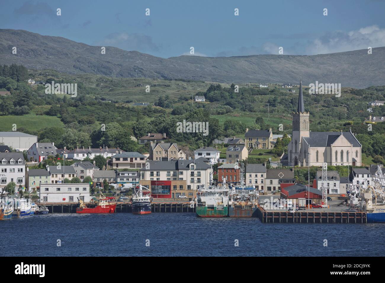 Killybegs, County Donegal, Irlanda - 10 giugno 2017: Chiesa di Santa Maria e porto di Killybegs nella contea di Donegal, il più grande porto di pescatori d'Irlanda. Foto Stock