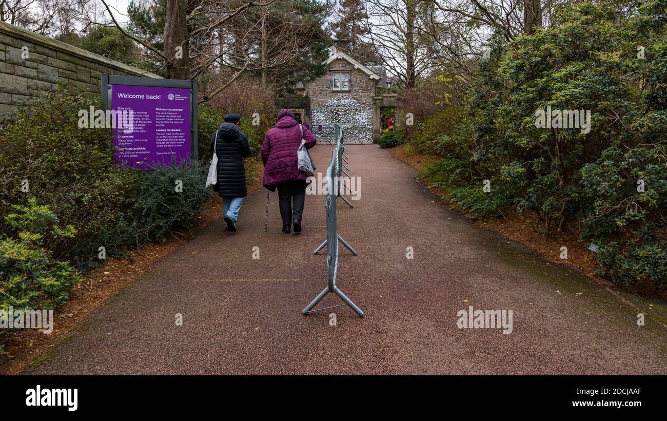 I visitatori che arrivano all'ingresso del cancello est con sistema di sola andata durante la pandemia del Covid-19, il Royal Botanic Garden, Edimburgo, Scozia, Regno Unito Foto Stock