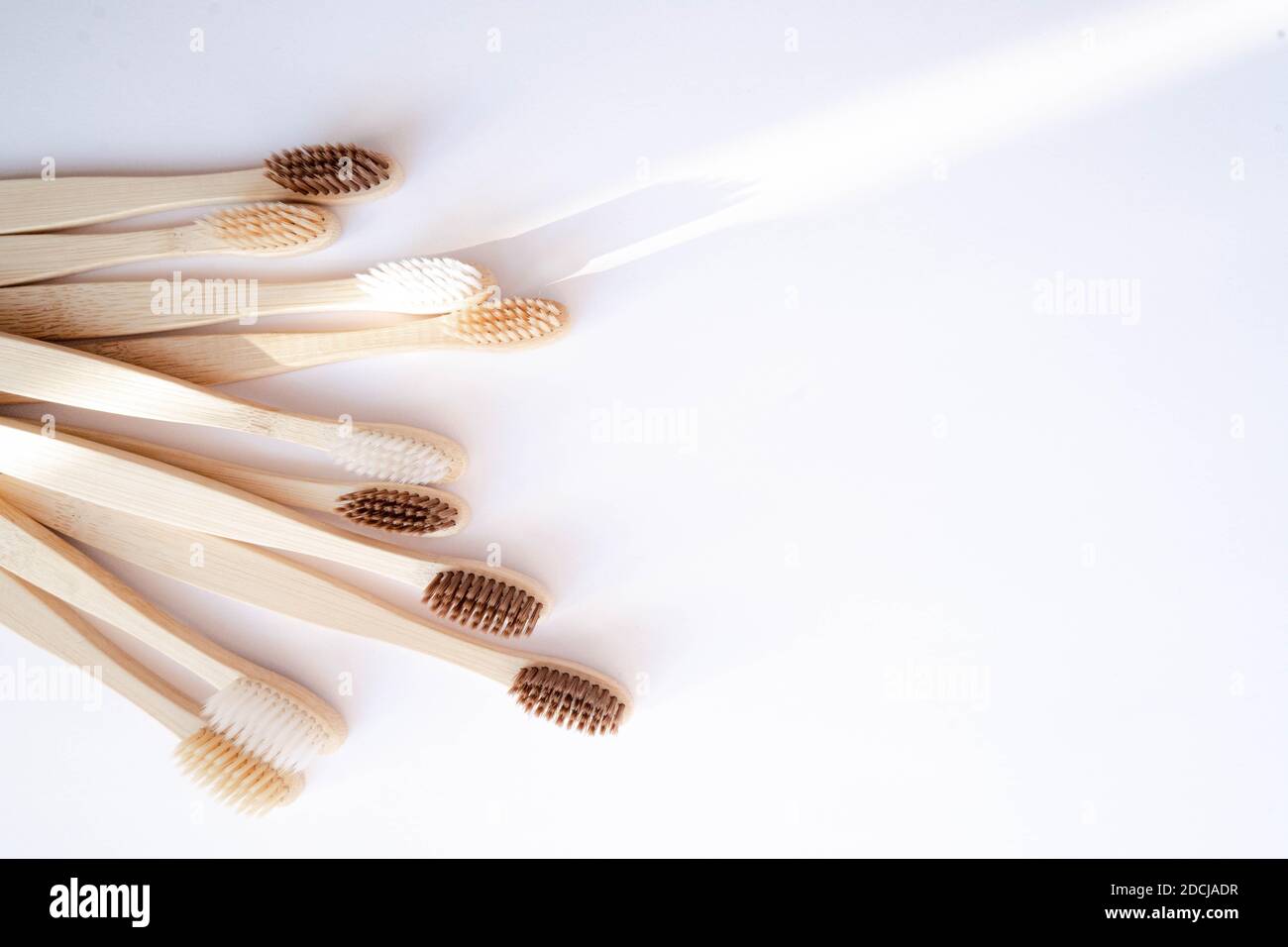 Zero spazzolini di bambù rifiuti su sfondo bianco Foto Stock