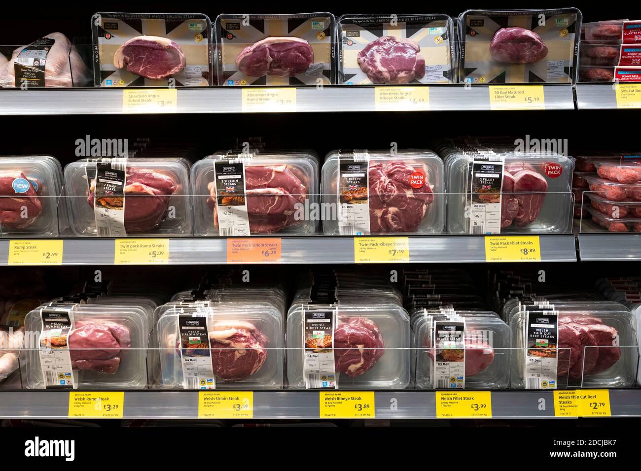 Carne confezionata in vendita in un supermercato nel Regno Unito frigorifero. Foto Stock