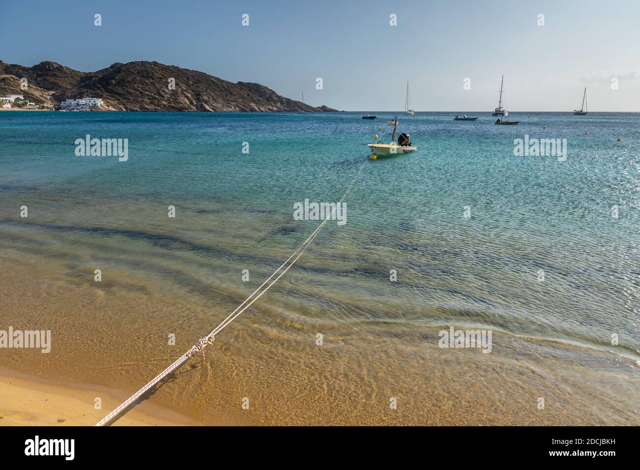 Mylopotas Beach, Isola di iOS, Grecia - 20 settembre 2020: Barche ormeggiate sulla spiaggia di Mylopotas. Una delle spiagge più popolari di iOS. Foto Stock