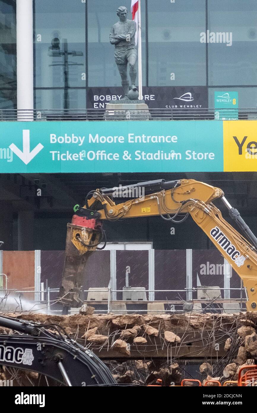 21 novembre 2020. Londra. REGNO UNITO. La statua del calciatore Bobby Moore si affaccia sulla demolizione della famosa rampa pedonale dello stadio di Wembley da parte dei lavoratori edili. L'iconico passaggio di 46 anni fa sta cedendo il passo alla "scalinata olimpica", parte di un piano più ampio per modernizzare la Via Olimpica. Foto di Ray Tang. Foto Stock